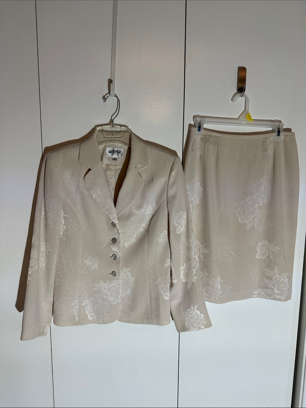 Kasper Cream Floral Jacquard Blazer and Skirt 8P